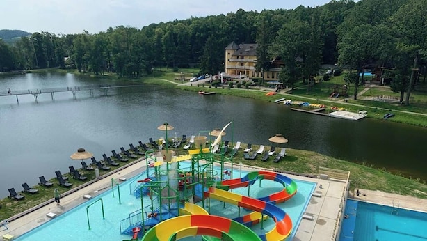 Un parque acuático con múltiples toboganes y una piscina.
