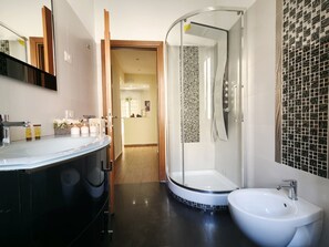 Serviettes fournies, savon, papier toilette