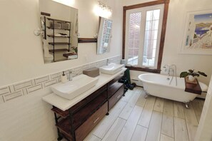 Shower, hair dryer, towels - Tree-Lined Tranquillity - DC Family Retreat (Washington)