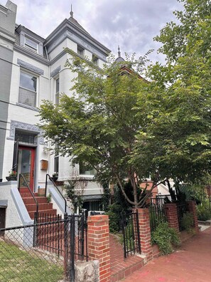 Exterior - Tree-Lined Tranquillity - DC Family Retreat (Washington)