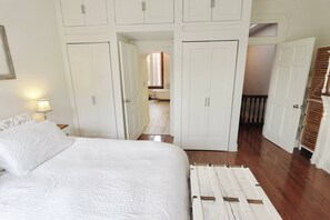 2 bedrooms, iron/ironing board, WiFi, bed sheets - Tree-Lined Tranquillity - DC Family Retreat (Washington)