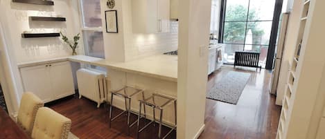 Coffee/tea maker, fridge, microwave, oven