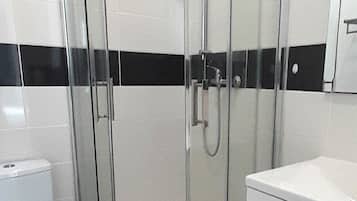 Douche, sèche-cheveux, serviettes fournies, papier toilette