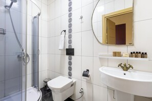 Secador de pelo, toallas, jabón, shampoo