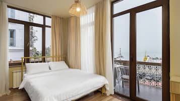 Quarto casal premium, sacada, vista para o mar | Comodidades do quarto