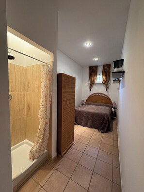 2 quartos, ferros/tábuas de passar roupa, roupa de cama
