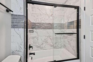 Shower, hair dryer, towels - Southern Shadow- 8 mins to dtwn, 5 mins to beach (Mount Pleasant)