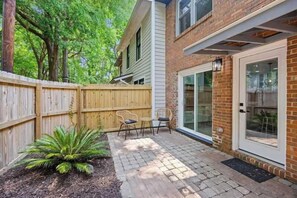 Terrace/patio - Southern Shadow- 8 mins to dtwn, 5 mins to beach (Mount Pleasant)