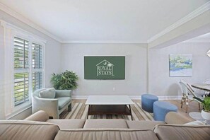 TV, offices - Southern Shadow- 8 mins to dtwn, 5 mins to beach (Mount Pleasant)