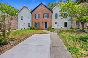 Exterior - Southern Shadow- 8 mins to dtwn, 5 mins to beach (Mount Pleasant)