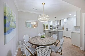 Dining - Southern Shadow- 8 mins to dtwn, 5 mins to beach (Mount Pleasant)