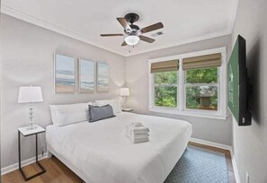 3 bedrooms, desk, iron/ironing board, travel crib - Southern Shadow- 8 mins to dtwn, 5 mins to beach (Mount Pleasant)