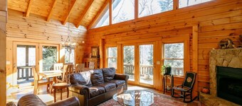 Kitty's Cabin - Hot tub! WiFi!