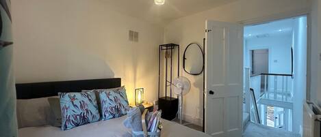 Desk, iron/ironing board, WiFi, bed sheets