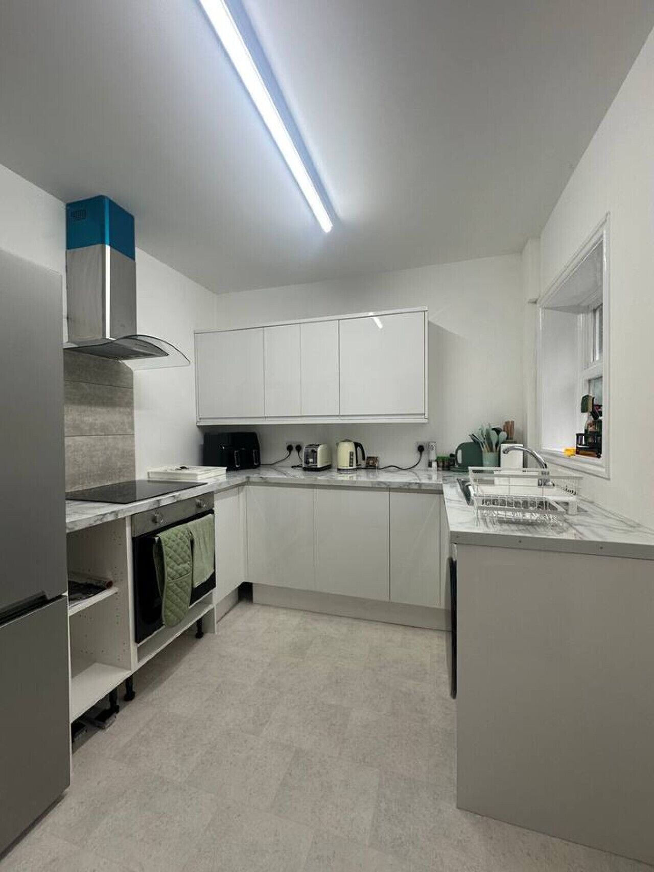 Microwave, oven, dishwasher, coffee/tea maker