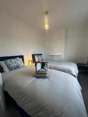 Desk, iron/ironing board, WiFi, bed sheets - Your Home in Southport! (Southport)