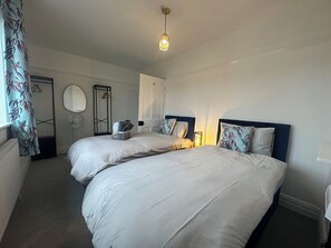 3 عدّة غرف نوم ومكواة/لوح كي وواي فاي وملاءات أسرّة