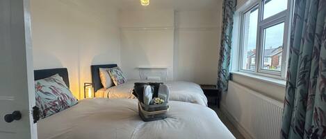 3 室のベッドルーム、アイロン / アイロン台、WiFi、ベッドシーツ