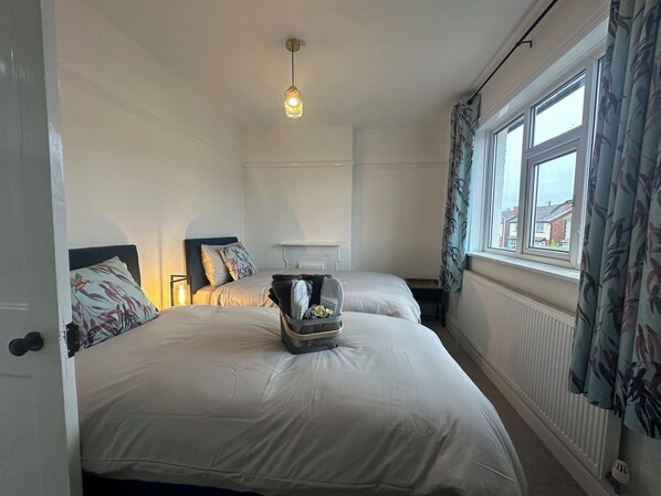 3 عدّة غرف نوم ومكواة/لوح كي وواي فاي وملاءات أسرّة