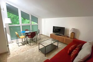 TV - Apt with Terrace & Garden near Como (Lipomo)