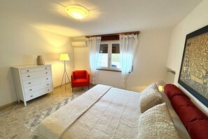 2 bedrooms, iron/ironing board, WiFi