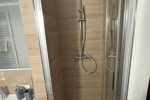 Dusche, Haartrockner, Bidet, Handtücher
