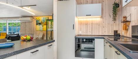 ثلاجة، ميكروويف، غسالة أطباق، مستلزمات طهي/أطباق/أوعية