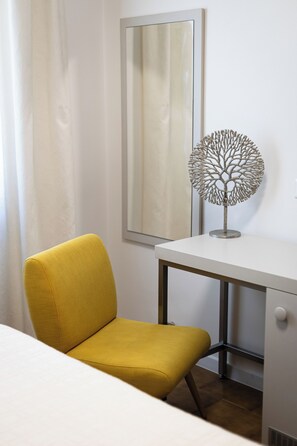 Escritorio, espacio para trabajar con un portátil, wifi gratis