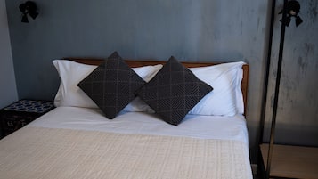 Escritorio, espacio para trabajar con laptop y wifi gratis