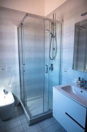 Chambre Confort double | Salle de bain | Douche, séchoir à cheveux, serviettes fournies, savon