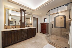 Shower, hair dryer, towels, shampoo - Oceanfront Villa On Sunset Cliffs | Custom Jacuzzi (San Diego)