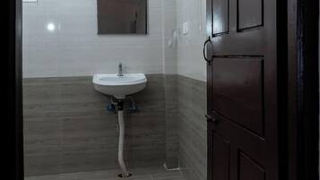 Bañera con ducha, artículos de tocador gratuitos, toallas, jabón