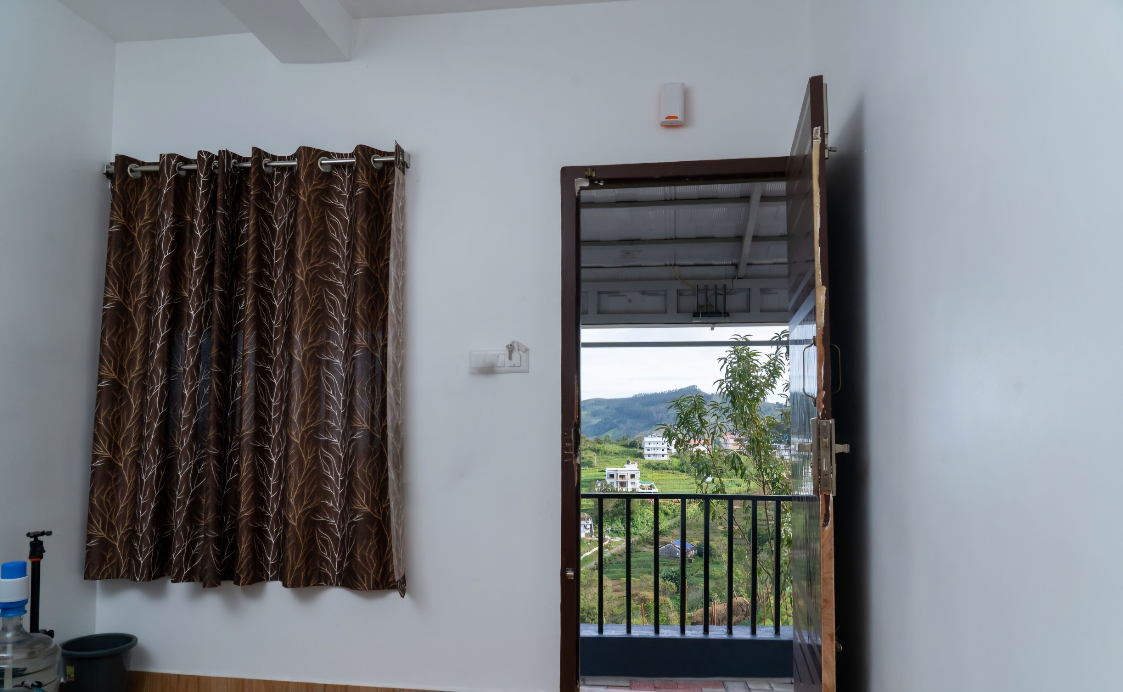 客房内保险箱、办公桌、免费 WiFi