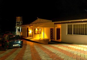 Vista frontal de la propiedad