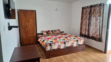 In-room safe, desk, free WiFi