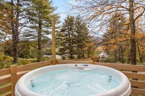 Outdoor spa tub - Designer A-Frame Treehouse near Stowe w/ Hot Tub, Sauna, Projector & Views (Johnson)
