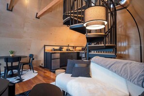 Smart TV, fireplace, offices - Designer A-Frame Treehouse with hot tub on river (Johnson)
