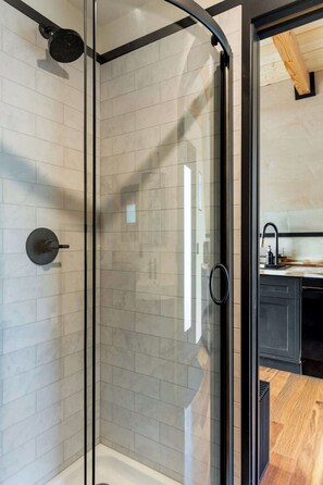 Shower, hair dryer, towels, soap - Designer A-Frame Treehouse with hot tub on river (Johnson)