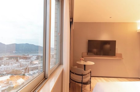 Executive Suite, River View | Blackout drapes, free WiFi