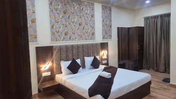 Deluxe Double Room | Desk, laptop workspace, free WiFi