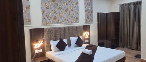 Deluxe Double Room | Desk, laptop workspace, free WiFi