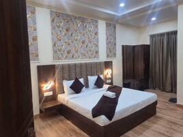 Deluxe-herbergi með tvíbreiðu rúmi | Skrifborð, vinnuaðstaða fyrir fartölvur, ókeypis þráðlaus nettenging