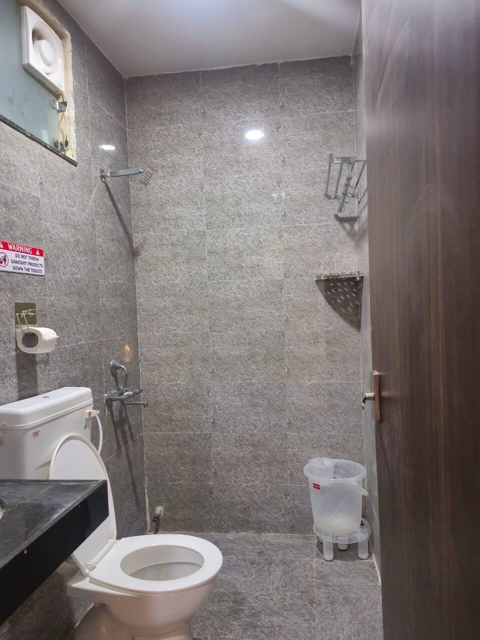 Regadera, regadera tipo lluvia, amenidades de baño gratuitas, pantuflas 