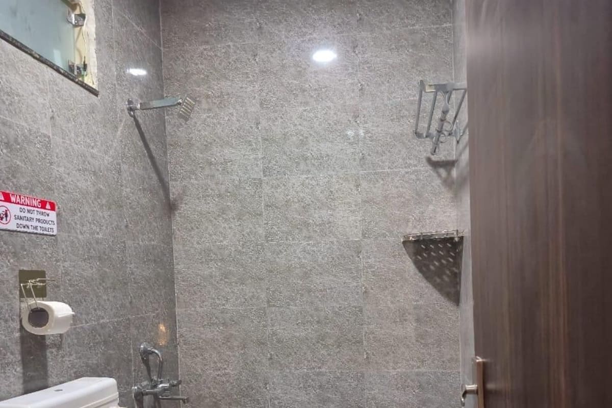 Chuveiro, chuveiro com efeito de chuva, produtos de toalete grátis 