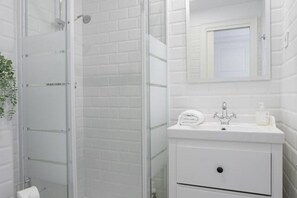 Hair dryer, towels, shampoo, toilet paper - Charming 2 bedroom in Trendy Gracia, 5 mins from the metro and 10 from Sagrada Familia! (Barcelona)