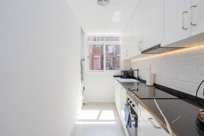 Réfrigérateur, four à micro-ondes, un four, surface de cuisson