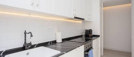 Kylskåp, mikrovågsugn, ugn och spishäll