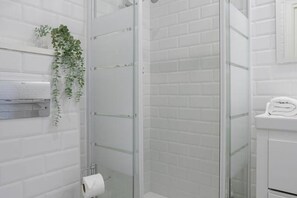 Hair dryer, towels, shampoo, toilet paper - Charming 2 bedroom in Trendy Gracia, 5 mins from the metro and 10 from Sagrada Familia! (Barcelona)