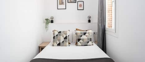 1 habitación, tabla de planchar con plancha y cuna de viaje