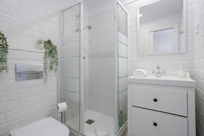 Hair dryer, towels, shampoo, toilet paper - Charming 2 bedroom in Trendy Gracia, 5 mins from the metro and 10 from Sagrada Familia! (Barcelona)
